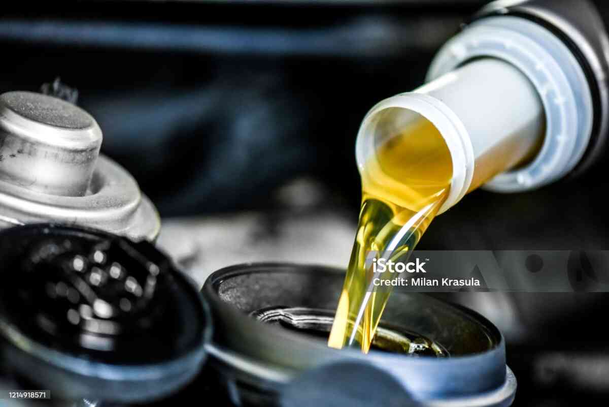 Perbedaan Oli Sintetis dan Oli Mineral untuk Mobil